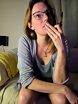 Snapshot of SpiceLea chatting on 09/16/25, 10:22 SpiceLea online show from 09/16/25, 10:22