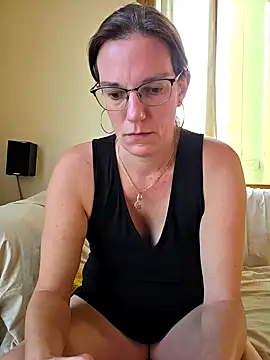 Snapshot of SpiceLea chatting on 09/17/25, 04:19 SpiceLea online show from 09/17/25, 04:19