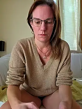 Snapshot of SpiceLea chatting on 09/21/25, 01:57 SpiceLea online show from 09/21/25, 01:57