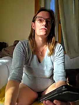 Snapshot of SpiceLea chatting on 09/29/25, 08:30 SpiceLea online show from 09/29/25, 08:30