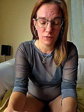 Snapshot of SpiceLea chatting on 10/10/25, 08:13 SpiceLea online show from 10/10/25, 08:13