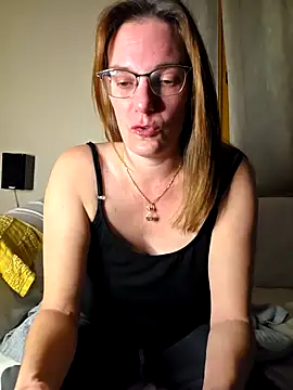 Snapshot of SpiceLea chatting on 10/16/25, 07:37 SpiceLea online show from 10/16/25, 07:37