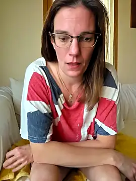 Snapshot of SpiceLea chatting on 10/18/25, 04:30 SpiceLea online show from 10/18/25, 04:30