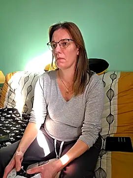 Snapshot of SpiceLea chatting on 10/23/25, 01:10 SpiceLea online show from 10/23/25, 01:10