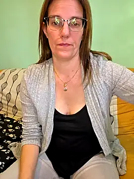 Snapshot of SpiceLea chatting on 11/08/25, 03:23 SpiceLea online show from 11/08/25, 03:23