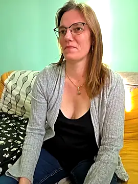 Snapshot of SpiceLea chatting on 11/10/25, 02:27 SpiceLea online show from 11/10/25, 02:27