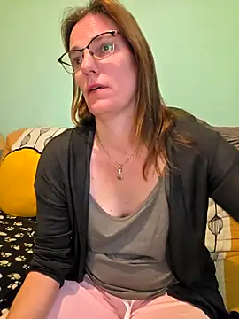 Snapshot of SpiceLea chatting on 11/12/25, 02:28 SpiceLea online show from 11/12/25, 02:28