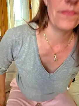 Snapshot of SpiceLea chatting on 11/18/25, 03:05 SpiceLea online show from 11/18/25, 03:05