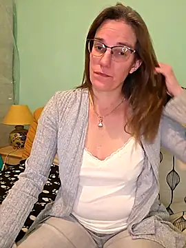 Snapshot of SpiceLea chatting on 11/30/25, 05:17 SpiceLea online show from 11/30/25, 05:17