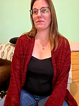 Snapshot of SpiceLea chatting on 12/04/25, 01:42 SpiceLea online show from 12/04/25, 01:42