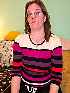 Snapshot of SpiceLea chatting on 12/16/25, 03:17 SpiceLea online show from 12/16/25, 03:17