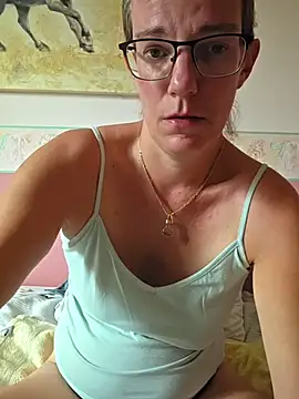 Snapshot of SpiceLea chatting on 07/16/26, 02:01 SpiceLea online show from 07/16/26, 02:01