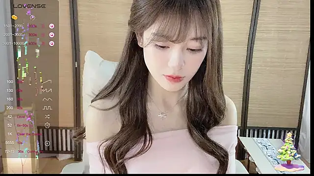 Snapshot of Yuuuuuly chatting on 12/18/24, 01:34 Yuuuuuly online show from 12/18/24, 01:34