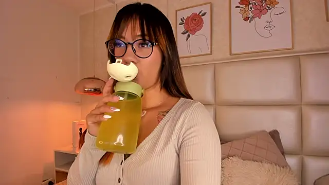 Snapshot of Aily_Yozuko chatting on 10/06/25, 02:42 Aily Yozuko online show from 10/06/25, 02:42