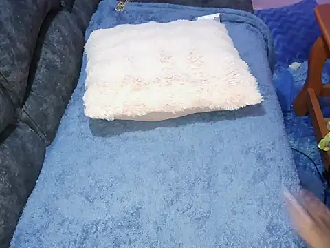 Snapshot of petitev chatting on 10/20/25, 04:24 petitev online show from 10/20/25, 04:24