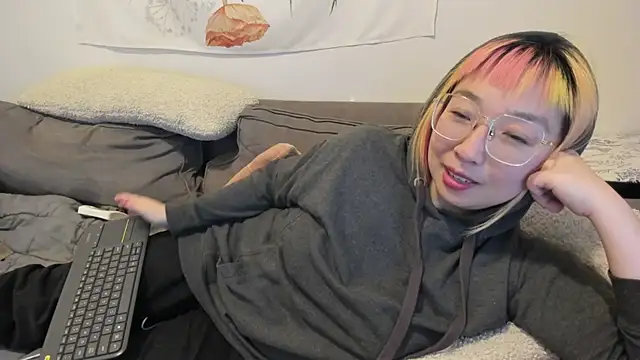 Snapshot of luxgray chatting on 12/04/24, 06:22 luxgray online show from 12/04/24, 06:22