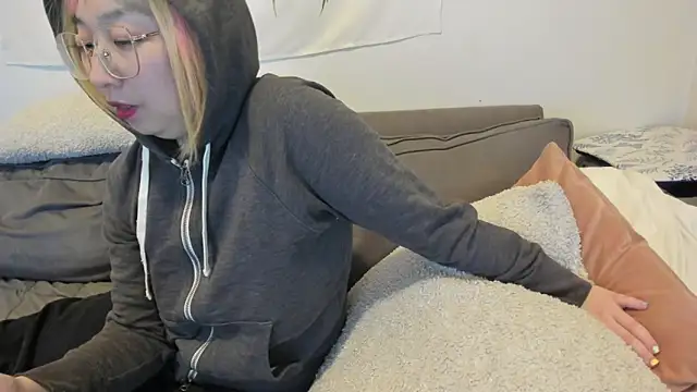 Snapshot of luxgray chatting on 12/13/24, 12:31 luxgray online show from 12/13/24, 12:31