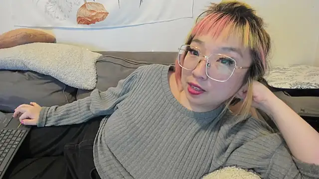 Snapshot of luxgray chatting on 12/15/24, 04:40 luxgray online show from 12/15/24, 04:40