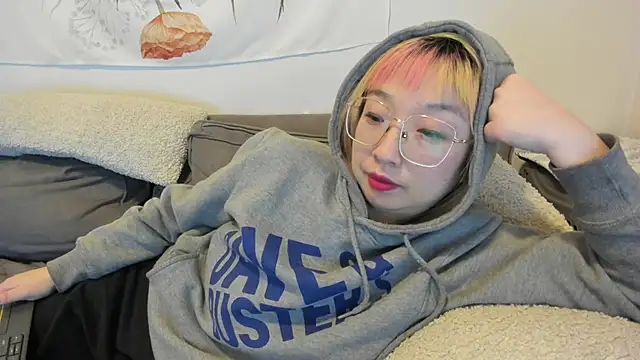 Snapshot of luxgray chatting on 12/17/24, 11:27 luxgray online show from 12/17/24, 11:27