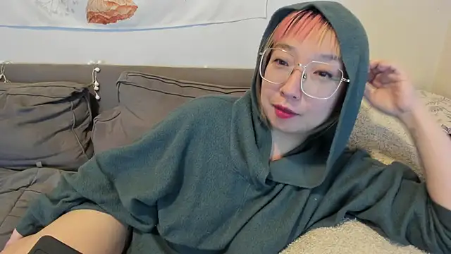 Snapshot of luxgray chatting on 12/21/24, 02:19 luxgray online show from 12/21/24, 02:19