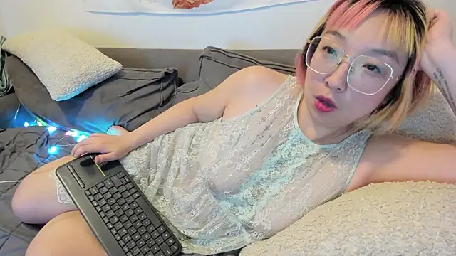 Snapshot of luxgray chatting on 12/25/24, 03:18 luxgray online show from 12/25/24, 03:18