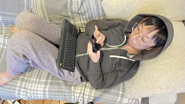 Snapshot of luxgray chatting on 10/16/25, 01:06 luxgray online show from 10/16/25, 01:06