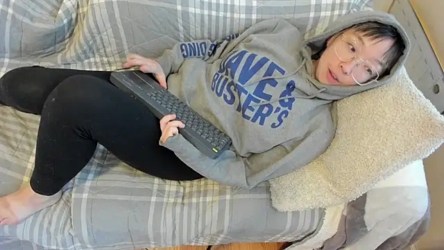 Snapshot of luxgray chatting on 10/17/25, 09:50 luxgray online show from 10/17/25, 09:50