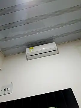 Snapshot of Liancy chatting on 11/23/25, 12:43 Liancy online show from 11/23/25, 12:43