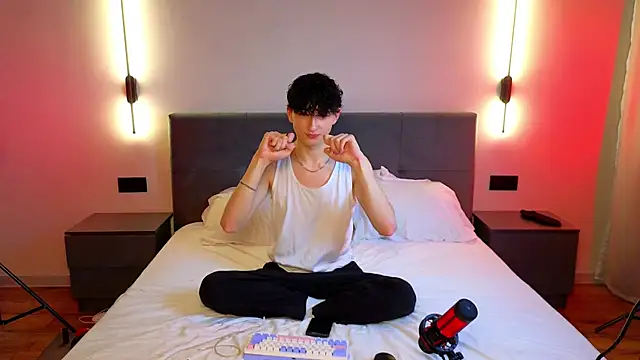 Snapshot of AmondCor chatting on 09/24/25, 01:14 AmondCor online show from 09/24/25, 01:14