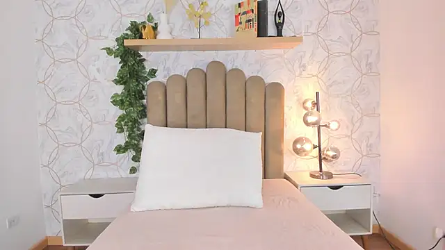 Snapshot of Roma__love chatting on 10/18/25, 12:06 Roma love online show from 10/18/25, 12:06