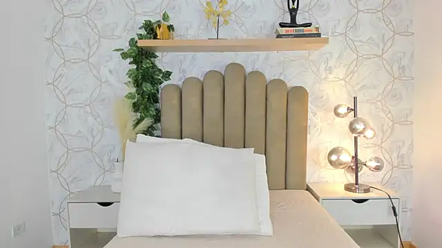 Snapshot of Roma__love chatting on 10/27/25, 12:09 Roma love online show from 10/27/25, 12:09