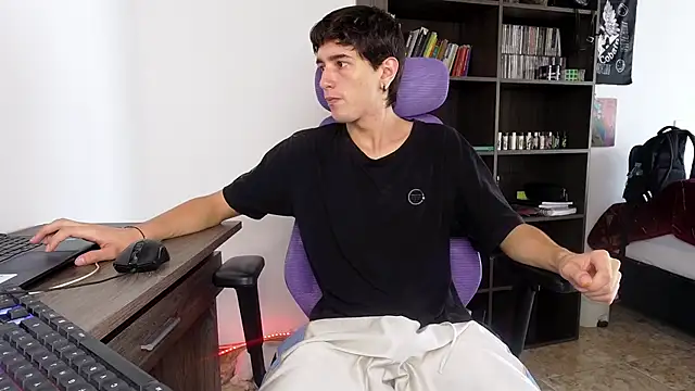 Snapshot of alex_connorr chatting on 09/27/25, 04:01 alex connorr online show from 09/27/25, 04:01