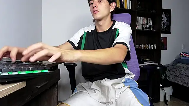 Snapshot of alex_connorr chatting on 11/08/25, 10:52 alex connorr online show from 11/08/25, 10:52