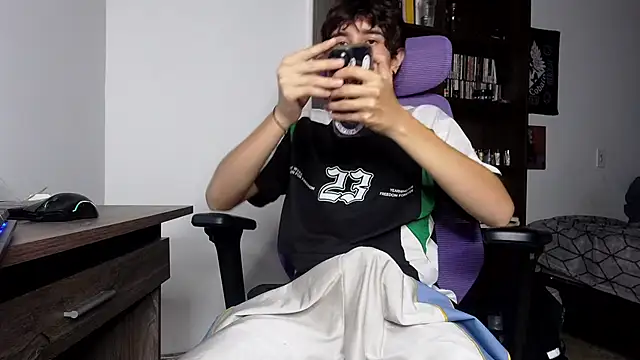 Snapshot of alex_connorr chatting on 11/10/25, 04:00 alex connorr online show from 11/10/25, 04:00