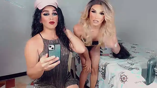 Snapshot of New_Dolls chatting on 10/25/25, 11:43 New Dolls online show from 10/25/25, 11:43