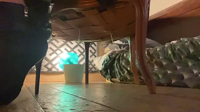 Snapshot of alexheels_boots chatting on 11/29/25, 04:04 alexheels boots online show from 11/29/25, 04:04