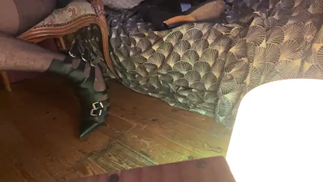 Snapshot of alexheels_boots chatting on 12/14/25, 04:34 alexheels boots online show from 12/14/25, 04:34