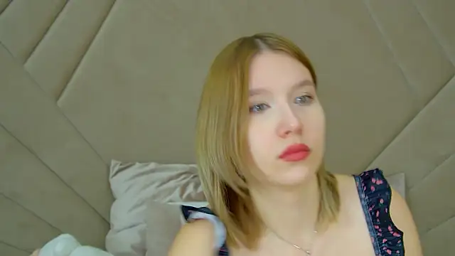 LiliLinn online show from 10/18/25, 04:26