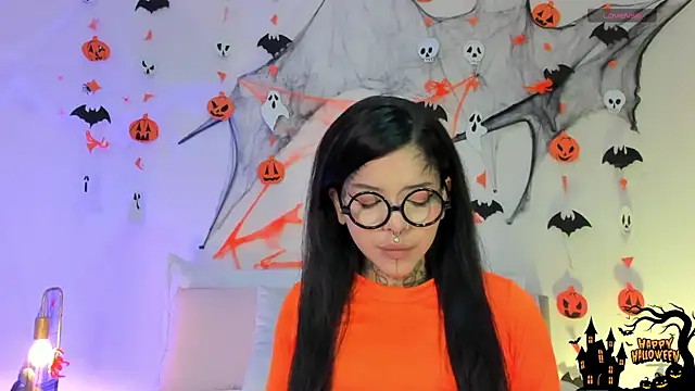 Snapshot of NinaInk chatting on 10/28/25, 11:36 NinaInk online show from 10/28/25, 11:36