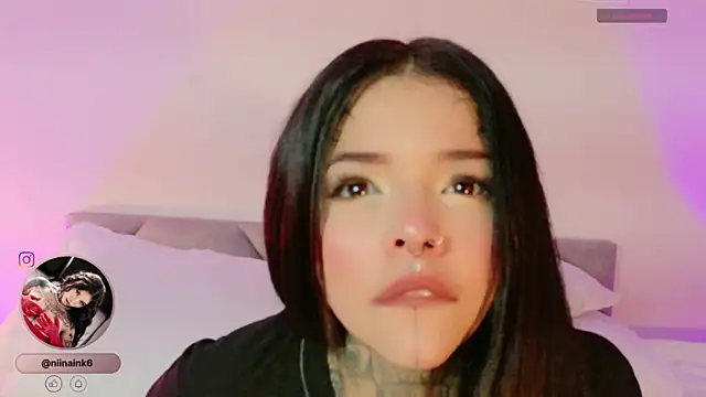 Snapshot of NinaInk chatting on 11/12/25, 01:22 NinaInk online show from 11/12/25, 01:22