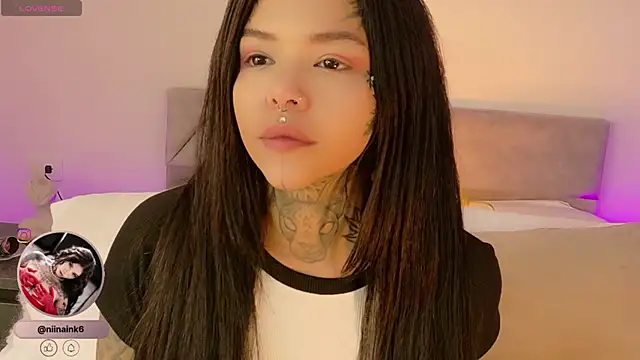 Snapshot of NinaInk chatting on 11/20/25, 12:05 NinaInk online show from 11/20/25, 12:05