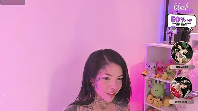 Snapshot of NinaInk chatting on 11/30/25, 01:04 NinaInk online show from 11/30/25, 01:04