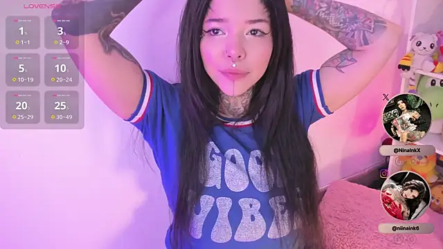 Snapshot of NinaInk chatting on 12/01/25, 12:32 NinaInk online show from 12/01/25, 12:32