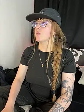 Snapshot of tekila__ chatting on 10/17/25, 10:23 tekila online show from 10/17/25, 10:23