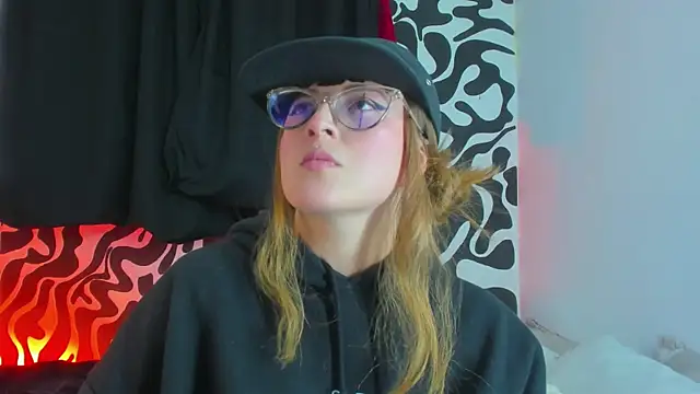 Snapshot of tekila__ chatting on 10/25/25, 08:25 tekila online show from 10/25/25, 08:25