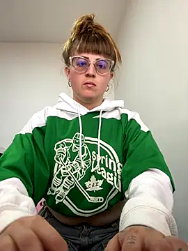 Snapshot of tekila__ chatting on 11/15/25, 07:43 tekila online show from 11/15/25, 07:43