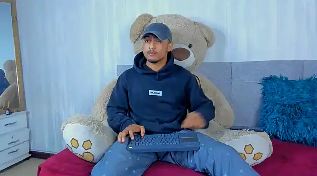 Snapshot of Mateo_Reales chatting on 01/25/25, 04:23 Mateo Reales online show from 01/25/25, 04:23