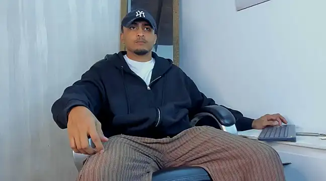 Snapshot of Mateo_Reales chatting on 02/26/25, 03:32 Mateo Reales online show from 02/26/25, 03:32