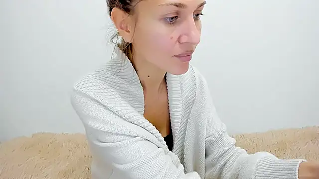 Mona Cruz online show from 10/12/25, 03:00