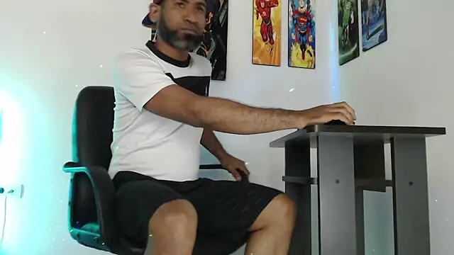 Snapshot of Enriblack92 chatting on 12/29/24, 04:05 Enriblack92 online show from 12/29/24, 04:05